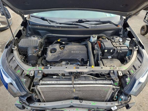 2018 CHEVROLET EQUINOX LT (1LT) — Engine bay
