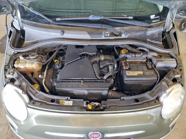 2015 FIAT 500 Lounge — Engine bay