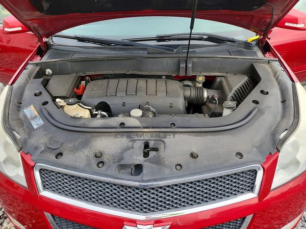 2012 CHEVROLET TRAVERSE LT — Engine bay
