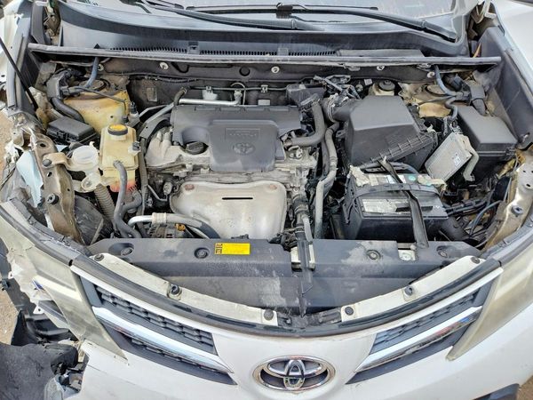 2015 TOYOTA RAV4 XLE (M Grade) — Engine bay