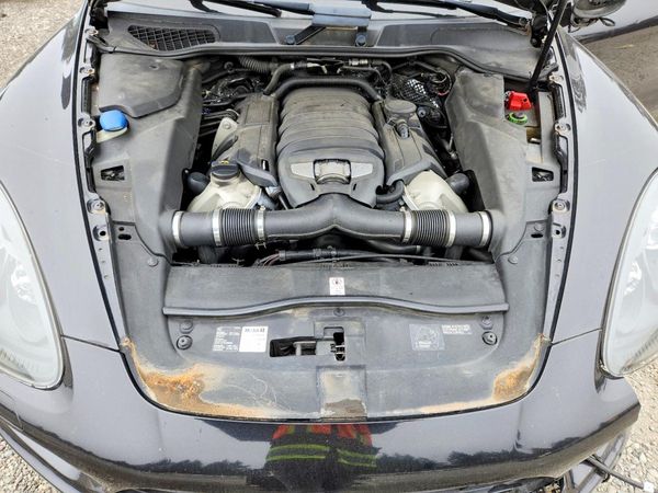 2014 PORSCHE CAYENNE GTS — Engine bay