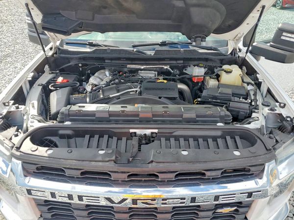 2022 CHEVROLET SILVERADO LT — Engine bay