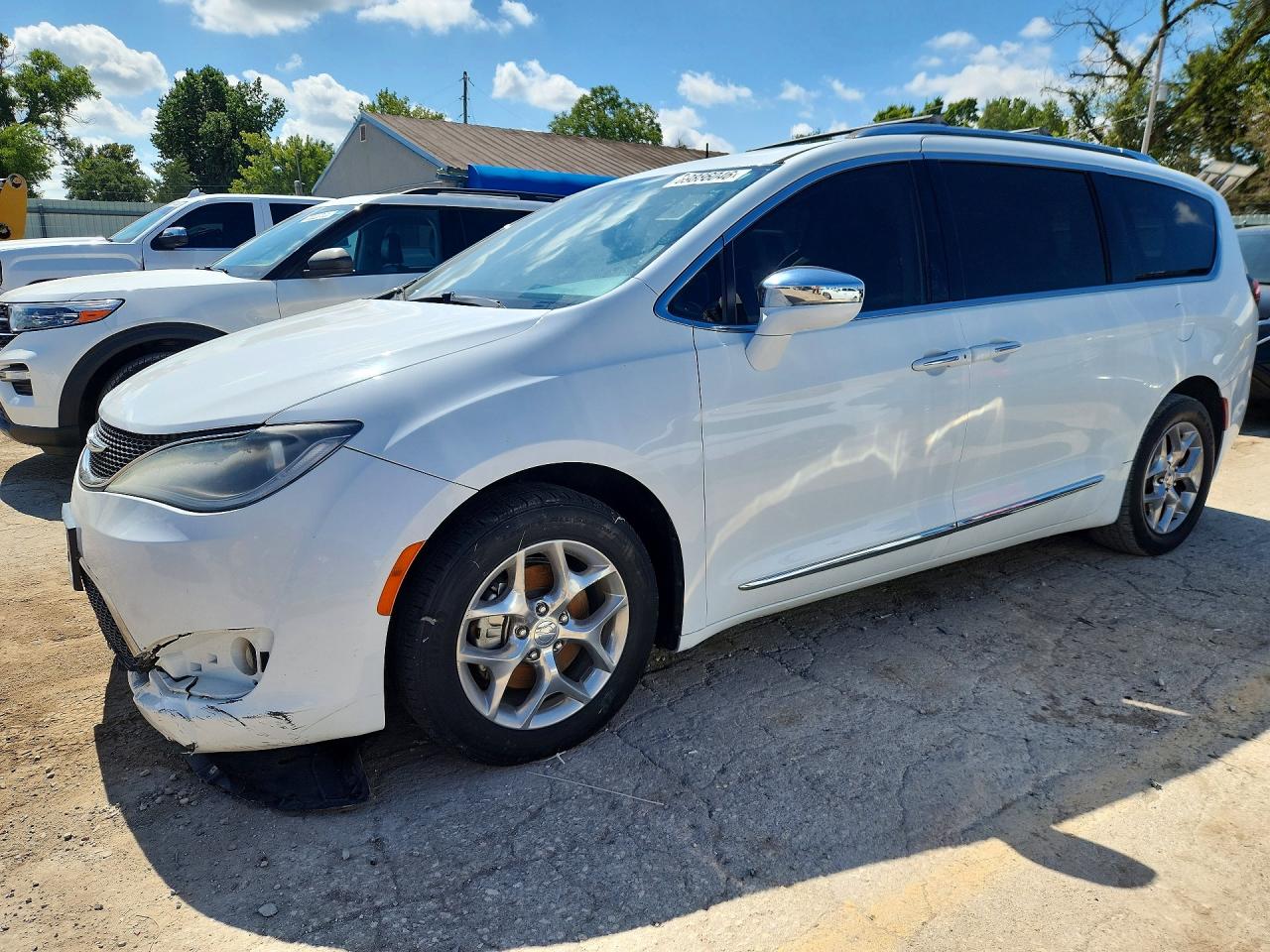 2018 CHRYSLER PACIFICA Limited — Front 3/4