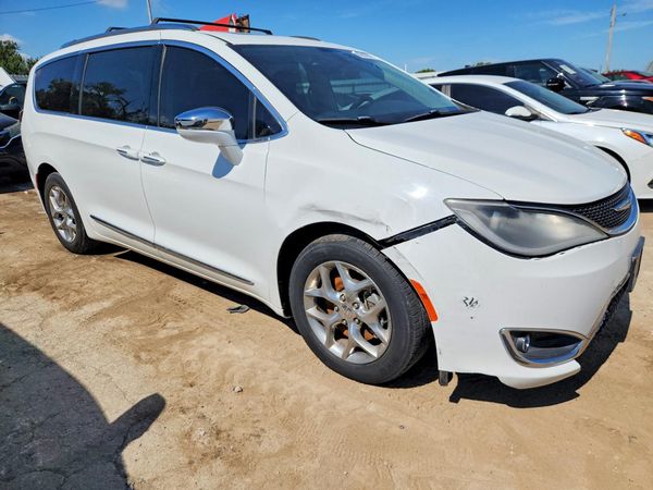 2018 CHRYSLER PACIFICA Limited — Passenger 3/4