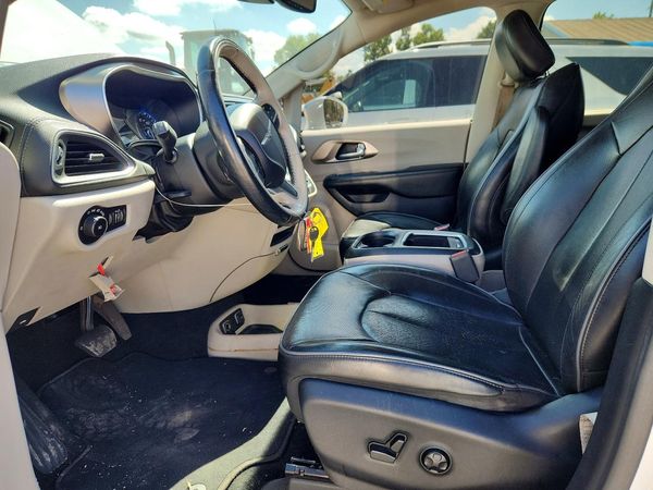 2018 CHRYSLER PACIFICA Limited — DENT