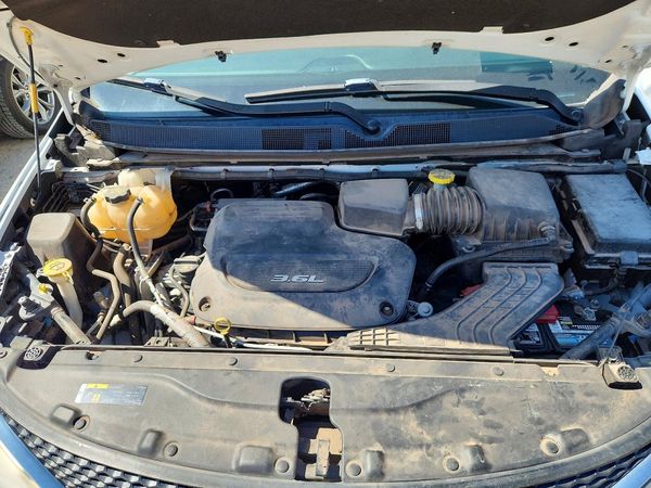 2018 CHRYSLER PACIFICA Limited — Engine bay