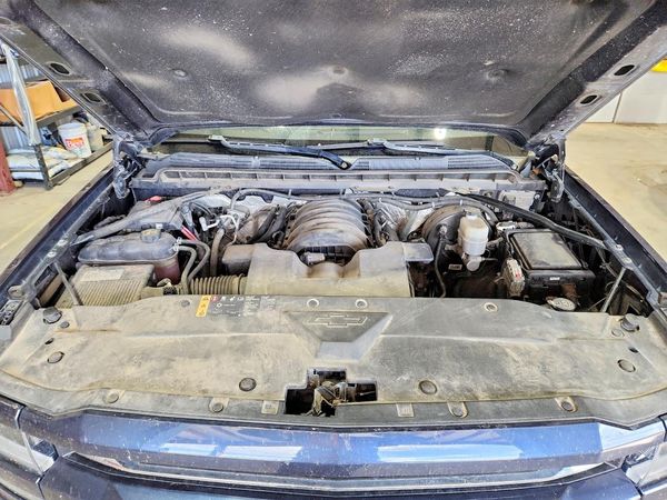 2018 CHEVROLET SILVERADO LTZ — Engine bay