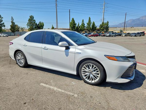 2019 TOYOTA CAMRY SOLA SE/XLE Hybrid — Passenger 3/4