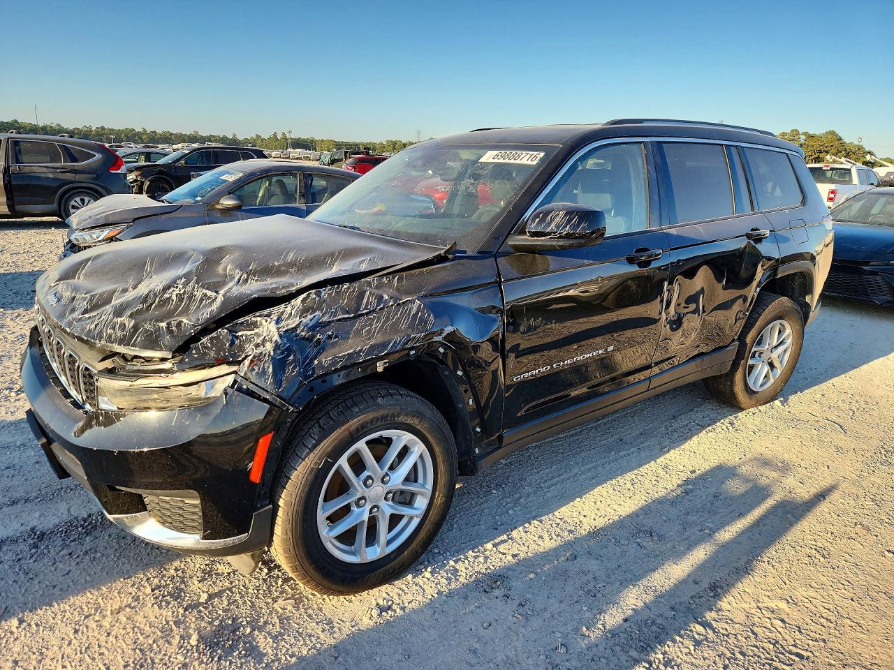 2023 JEEP GRAND CHEROKEE Laredo, Altitude — Front 3/4