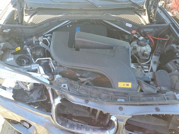 2016 BMW X5 xDrive40e — Engine bay