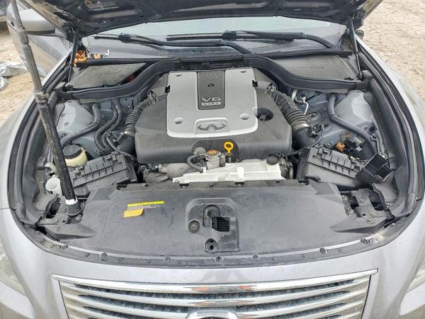 2015 INFINITI Q60 COUPE — Engine bay