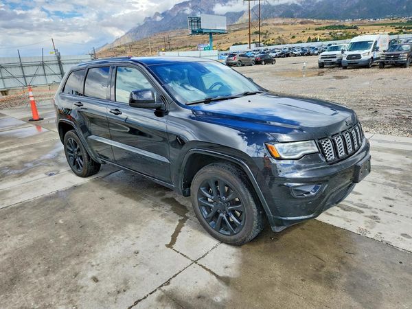 2022 JEEP GRAND CHEROKEE — Passenger 3/4
