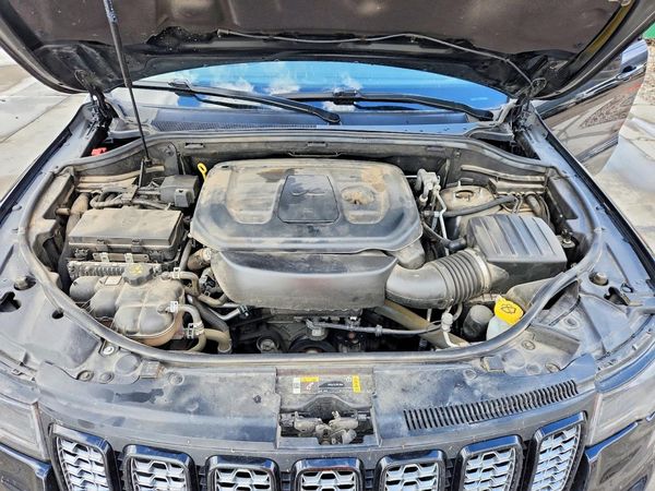 2022 JEEP GRAND CHEROKEE — Engine bay