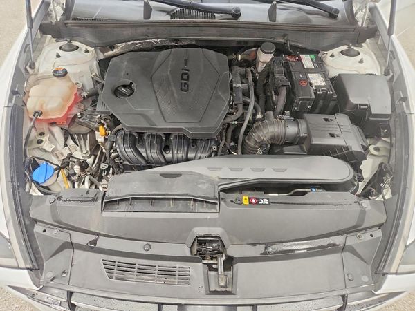 2021 HYUNDAI SONATA SE — Engine bay