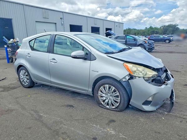 2013 TOYOTA PRIUS — Passenger 3/4