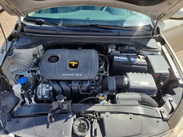 2018 HYUNDAI ELANTRA — Engine bay