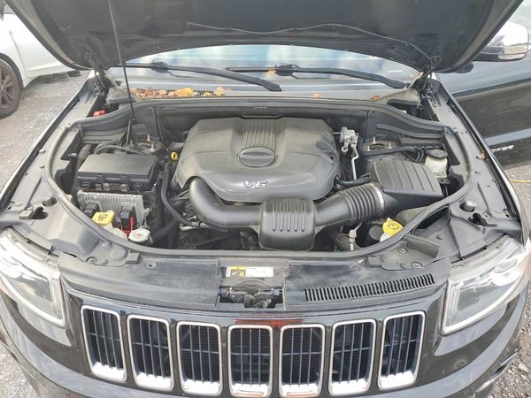 2015 JEEP GRAND CHEROKEE Limited — Engine bay