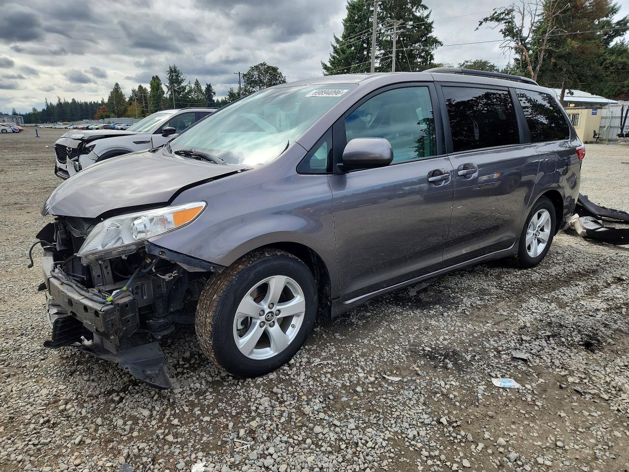 2018 TOYOTA SIENNA LE — Front 3/4