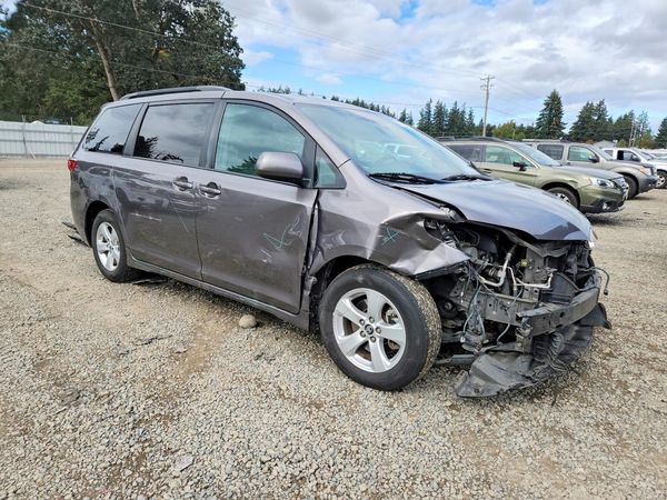 2018 TOYOTA SIENNA LE — Passenger 3/4
