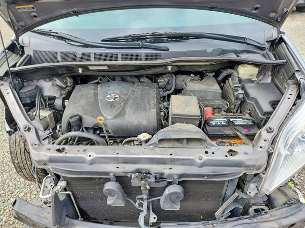 2018 TOYOTA SIENNA LE — Engine bay