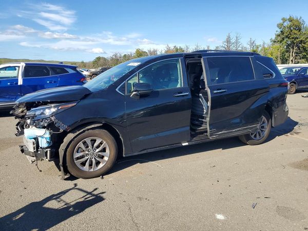 2024 TOYOTA SIENNA XLE — Front 3/4