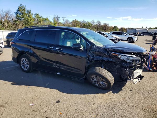 2024 TOYOTA SIENNA XLE — Passenger 3/4