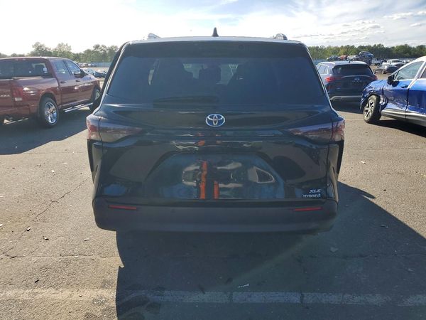 2024 TOYOTA SIENNA XLE — DIRR