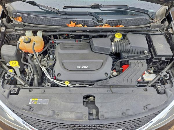2017 CHRYSLER PACIFICA Touring L Plus — Engine bay