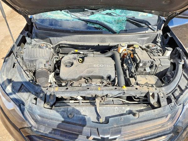 2021 CHEVROLET EQUINOX LT (1LT) — Engine bay