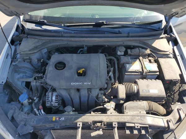 2017 HYUNDAI ELANTRA — Engine bay