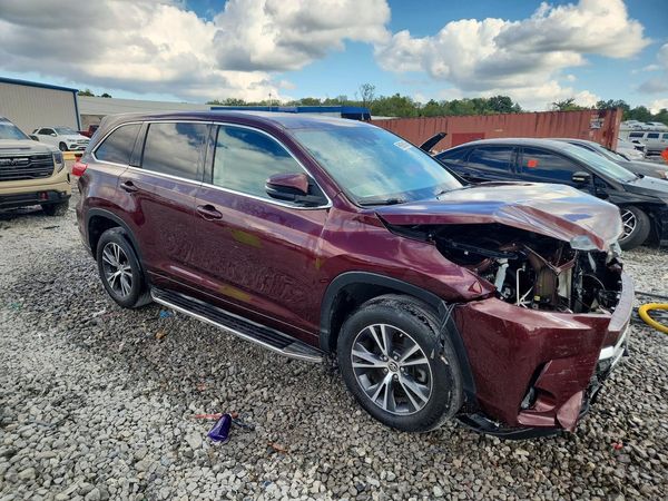 2018 TOYOTA HIGHLANDER LE/LE Plus — Passenger 3/4