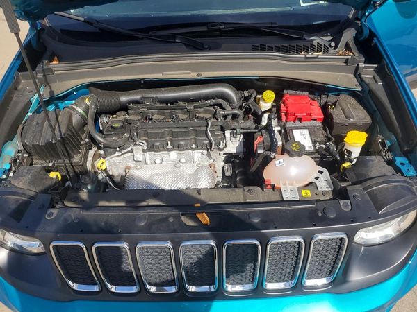 2021 JEEP RENEGADE Latitude — Engine bay