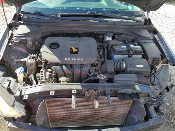 2017 HYUNDAI ELANTRA — Engine bay