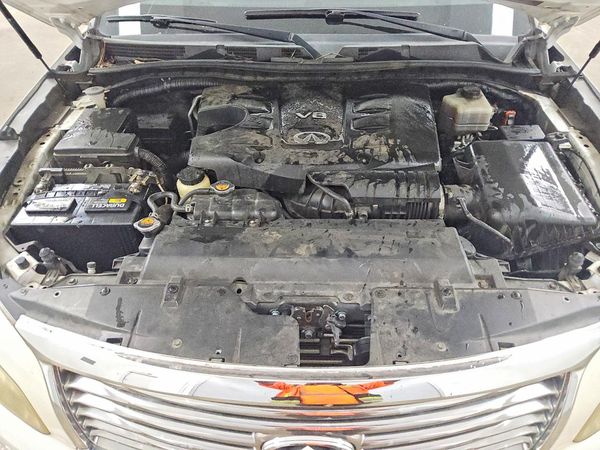 2014 INFINITI QX80 — Engine bay