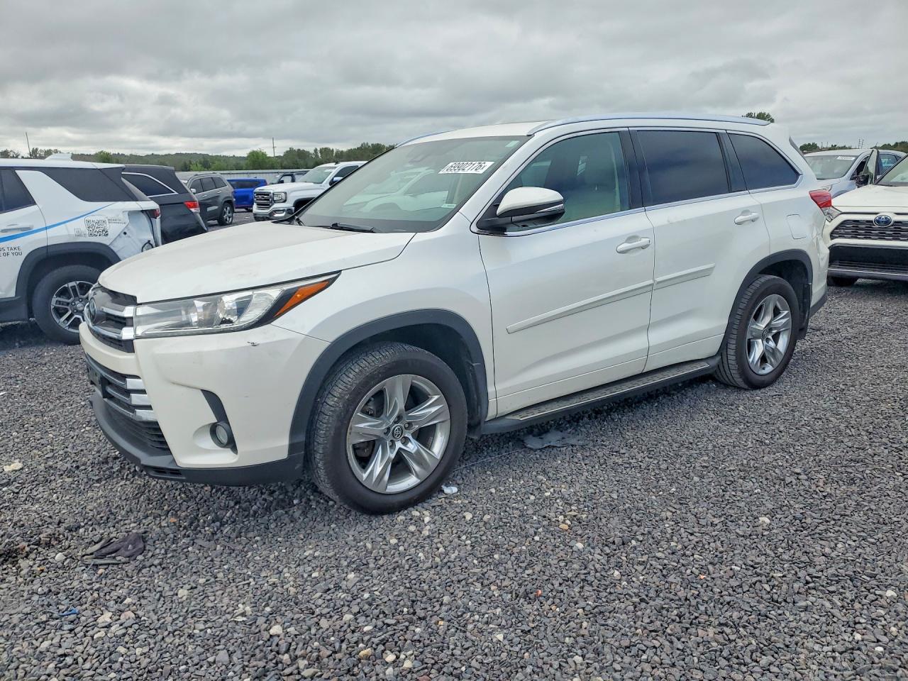 2017 TOYOTA HIGHLANDER Ltd/Ltd Platinum — Front 3/4