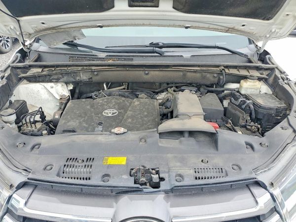2017 TOYOTA HIGHLANDER Ltd/Ltd Platinum — Engine bay