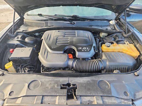2014 DODGE CHARGER SE — Engine bay
