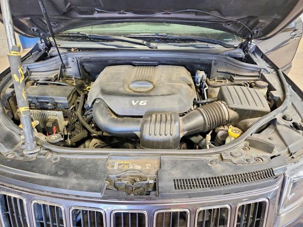 2015 JEEP GRAND CHEROKEE Laredo — Engine bay