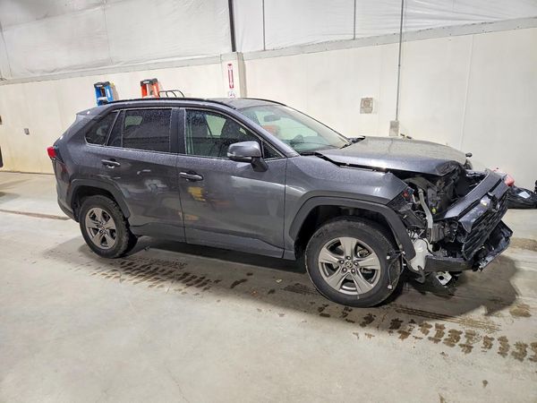 2023 TOYOTA RAV4 XLE — Passenger 3/4