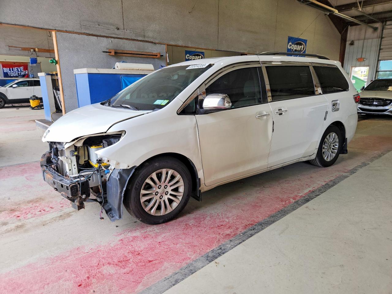 2015 TOYOTA SIENNA — Front 3/4