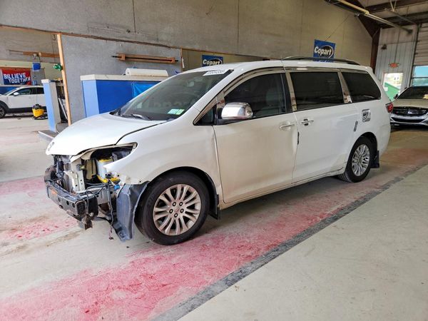 2015 TOYOTA SIENNA — DSFA — Front 3/4