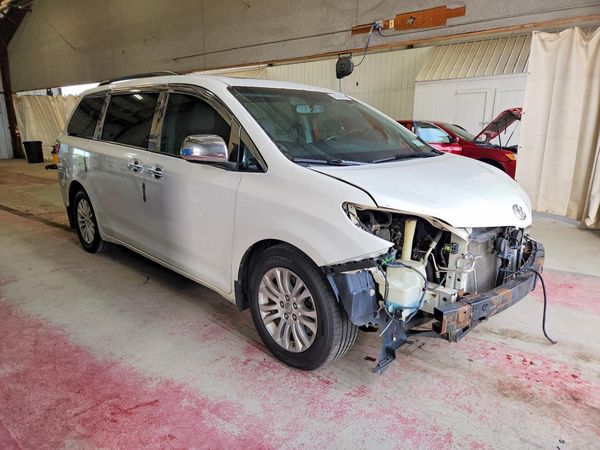 2015 TOYOTA SIENNA — Passenger 3/4