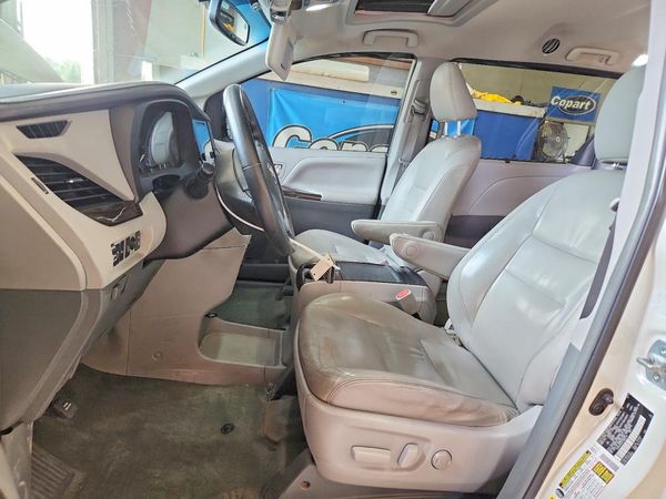 2015 TOYOTA SIENNA — DENT