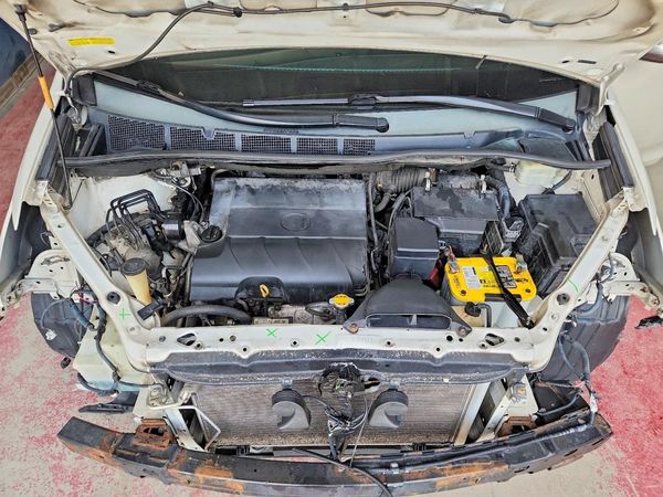 2015 TOYOTA SIENNA — Engine bay