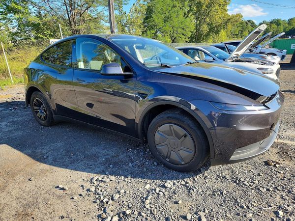 2026 TESLA MODEL Y — Passenger 3/4