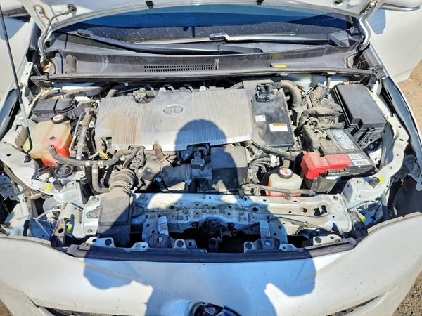 2017 TOYOTA PRIUS — Engine bay