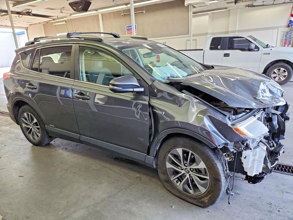 2018 TOYOTA RAV4 LE Plus/XLE — Passenger 3/4
