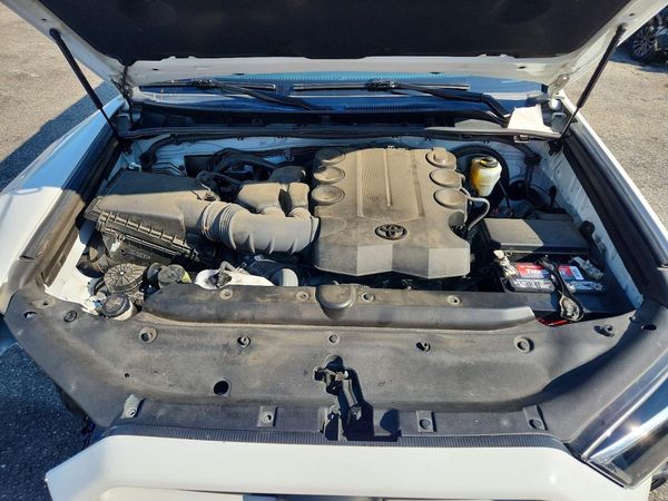 2018 TOYOTA 4RUNNER Ltd/SR5/SR5 Premium — Engine bay