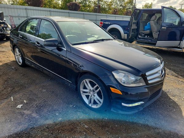 2013 MERCEDES-BENZ C C300 — Passenger 3/4