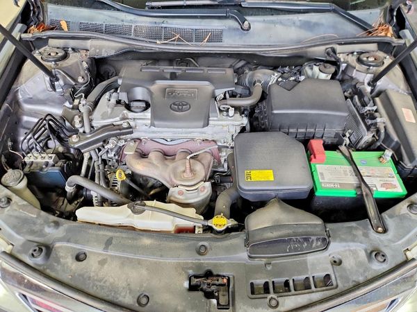 2012 TOYOTA CAMRY — Engine bay